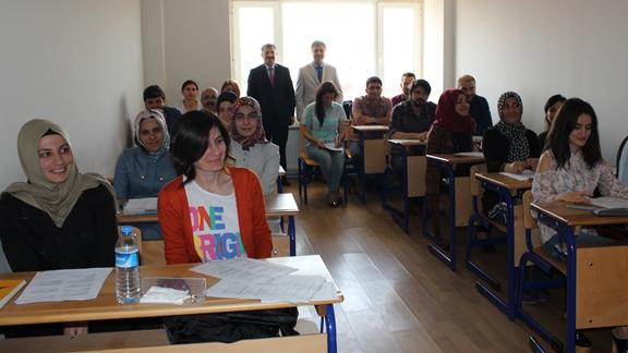 Sayın İlçe Milli Eğitim Müdürümüz Mehmet YILDIZ Halk Eğitimi Merkezi ve Akşam Sanat Okulunun Düzenlediği KPSS kursunu ziyaret etti