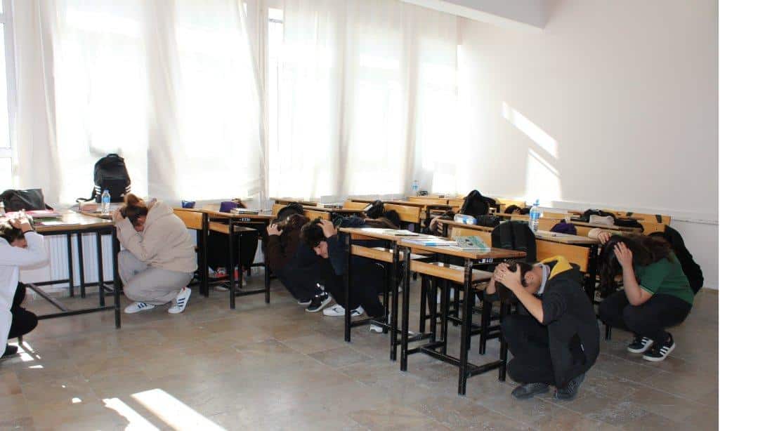 İlçemiz Okullarında Eş Zamanlı Deprem Tatbikatı Gerçekleştirildi