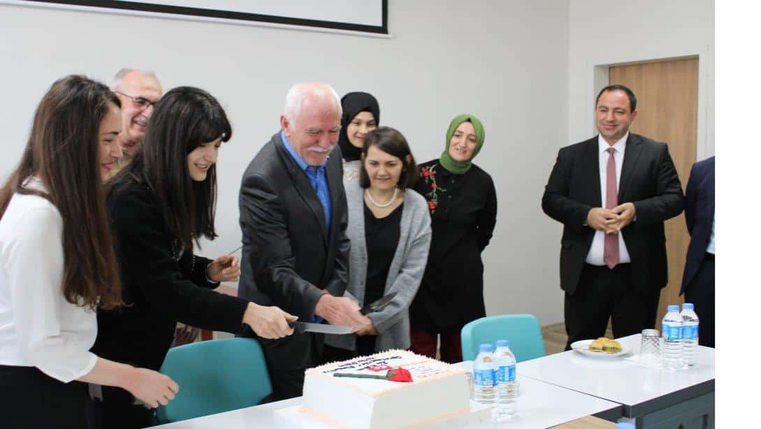 Mimar Sinan İlkokulunda 24 Kasım Öğretmenler Günü Kutlama Programı Gerçekleştirildi.